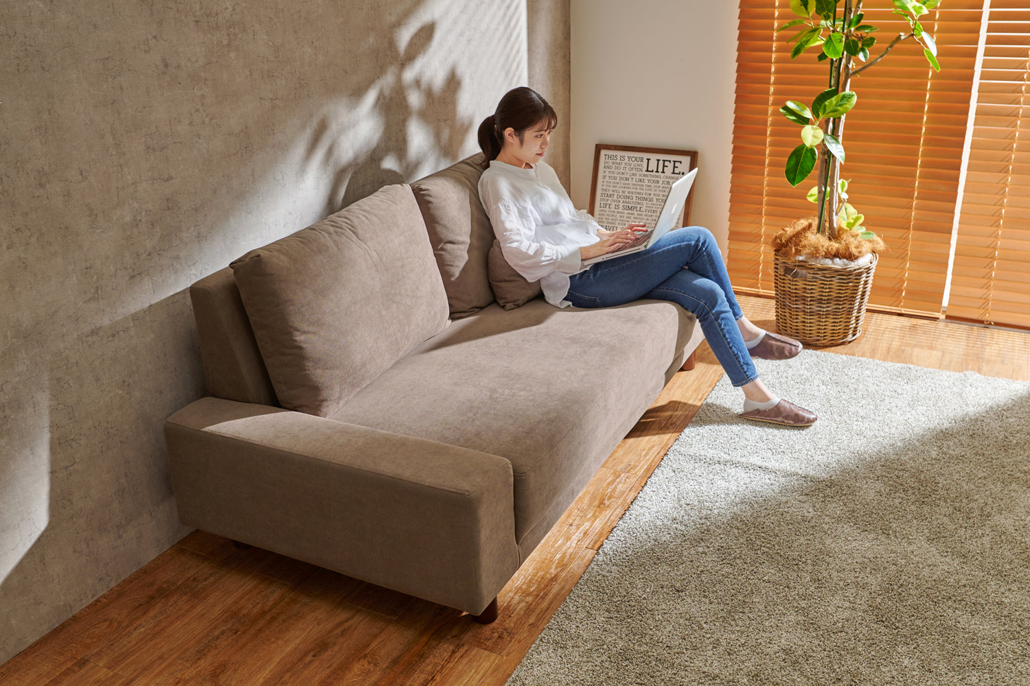 【イメージ写真有り】リビングソファの奥行きはどれくらいがいい? 深めから浅めまで、奥行別おすすめレイアウトをご紹介