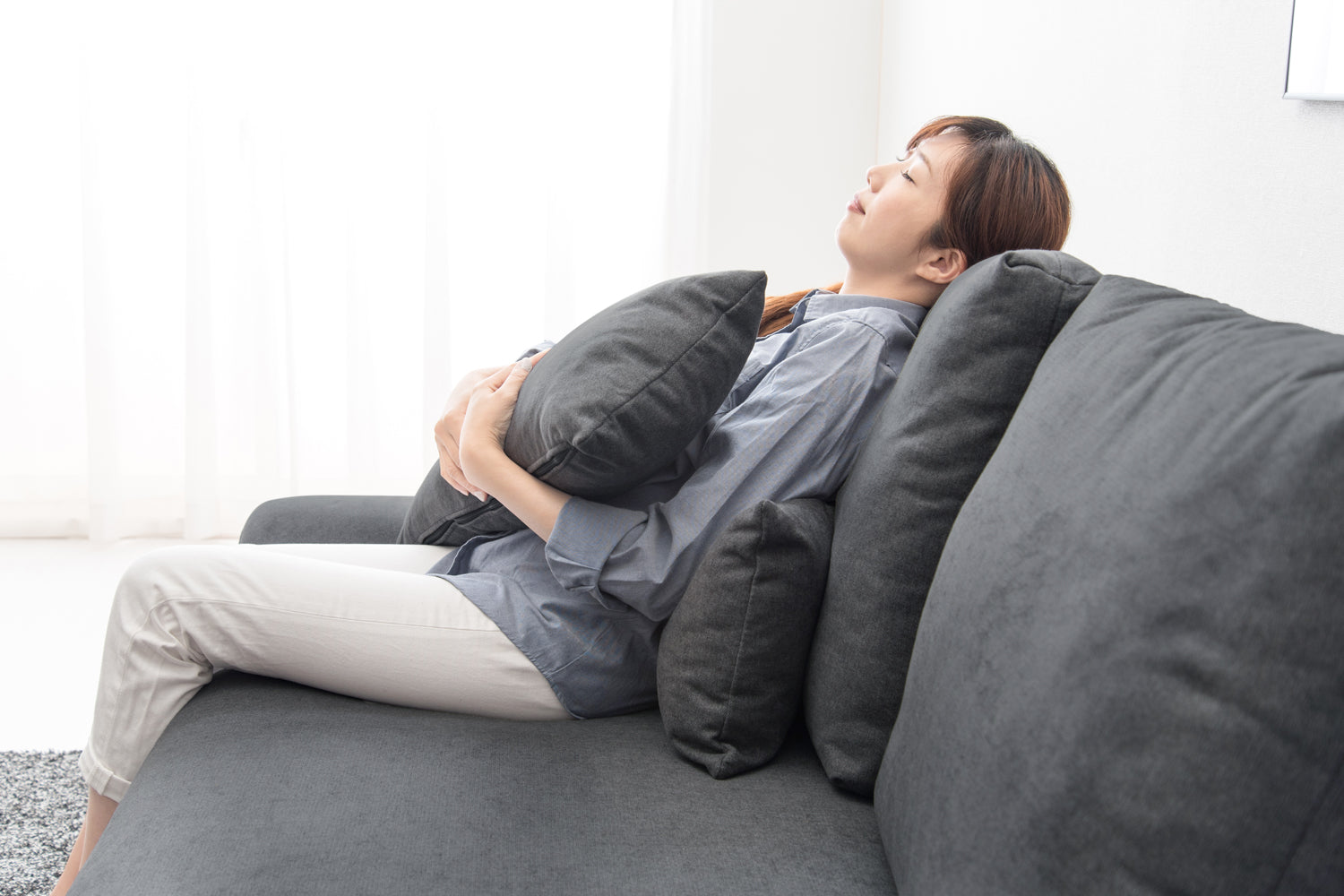 【ハイバックソファおすすめ】背中を預けてゆったりリラックス♪  ハイバックソファのメリットやコーディネート例