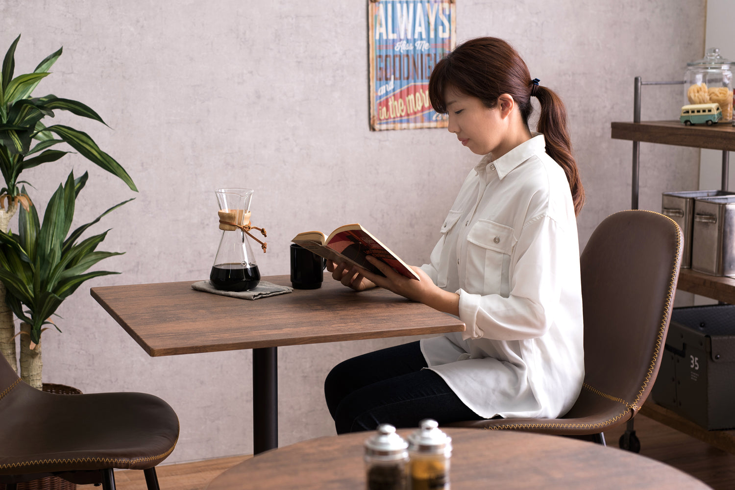 おしゃれな空間には、カフェテーブル♪ 一人暮らしでも置ける、小さめ 