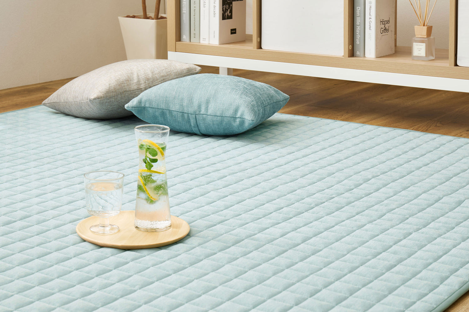 夏のラグ、みんなはどうしてる? フローリングでも痛くない、涼しげ素材のおすすめ&実際に使ってみたお客様レビュー