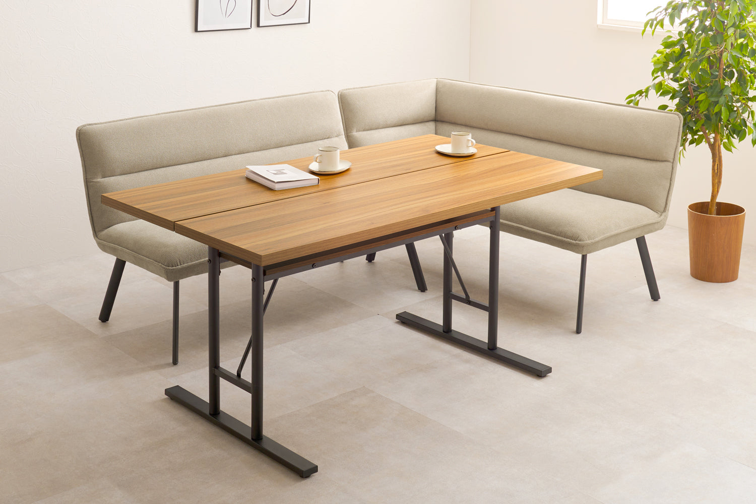 食事でソファとテーブルを使いたい! ソファダイニングの選び方やメリット、おすすめレイアウト例をご紹介