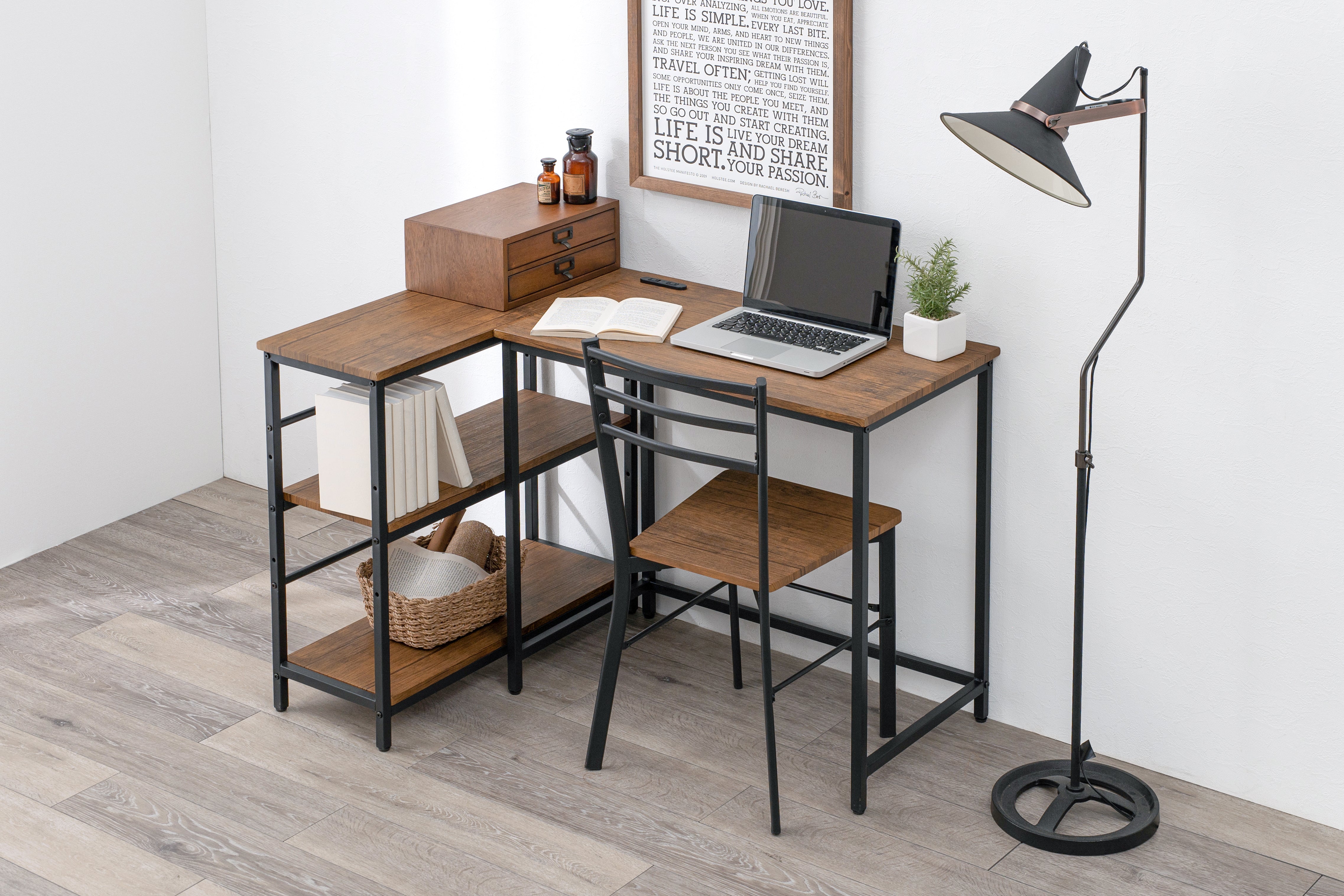 【机周りの収納術】仕事や勉強の効率が上がる! 収納アイテムを生かした、快適な机周りのアイデア集