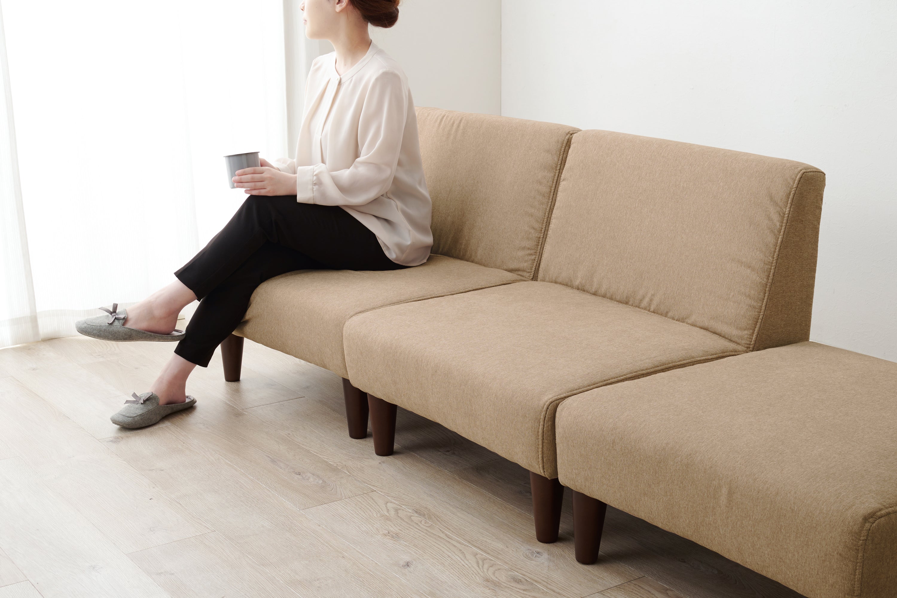 【ソファとサイズの基礎知識】6畳ワンルームにソファは置ける? 12畳リビングに大きいソファは?