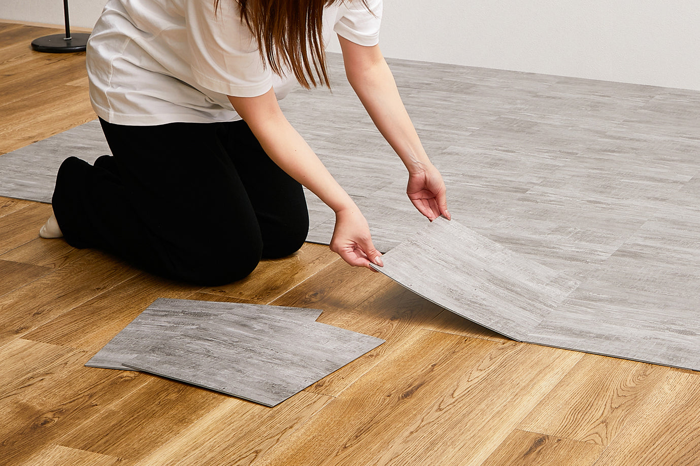 【置くだけOK】簡単に床を変えたいならフロアタイル! カビは大丈夫? メリットデメリットなど知っておきたいポイントを解説!