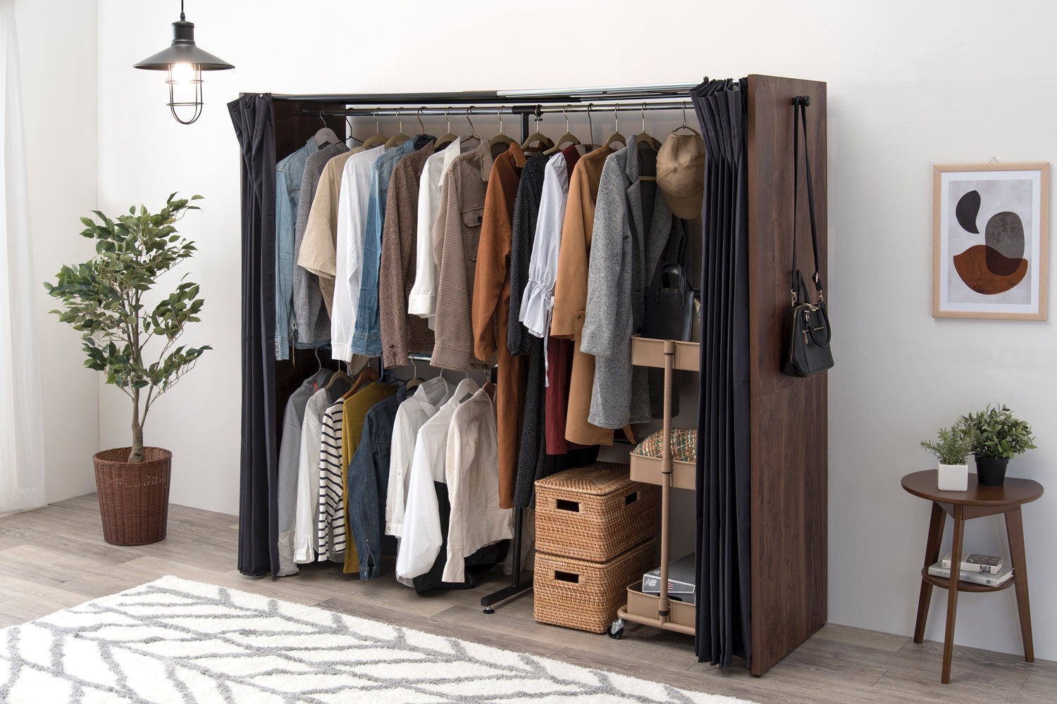 「クローゼットがない」「洋服が入らない」にはハンガーラック収納! 選び方とおすすめアイテム・活用術