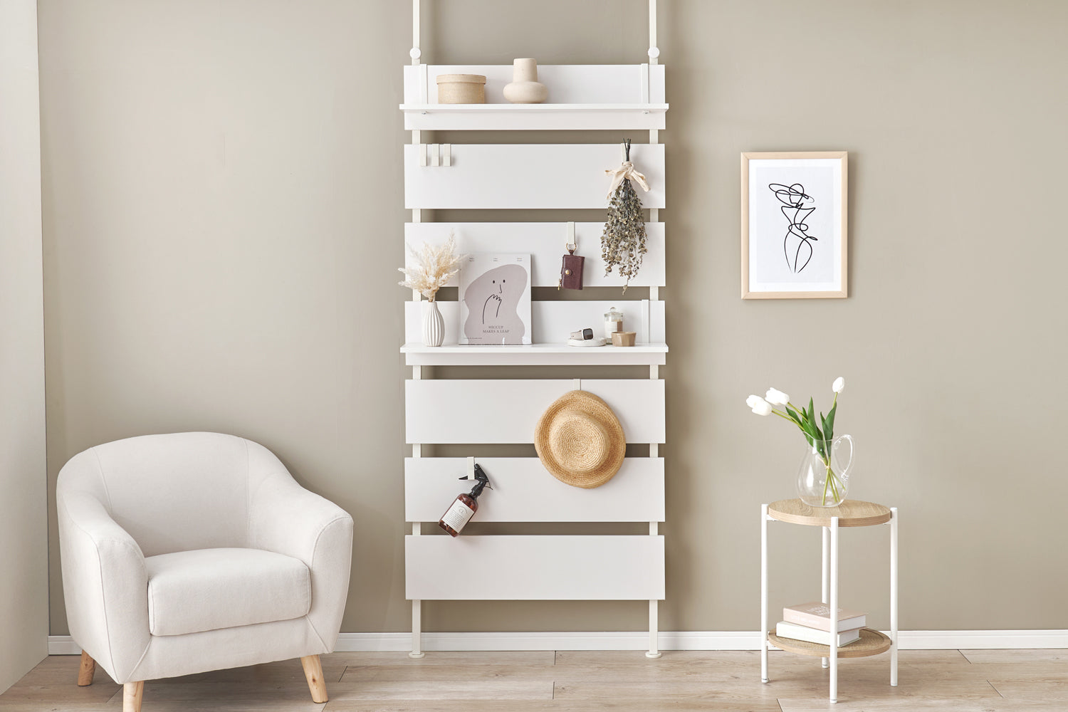 突っ張りラックでデッドスペースを有効活用! シーン・お悩み別の活用アイデアやおすすめをご紹介【玄関、洋服、ディスプレイetc】