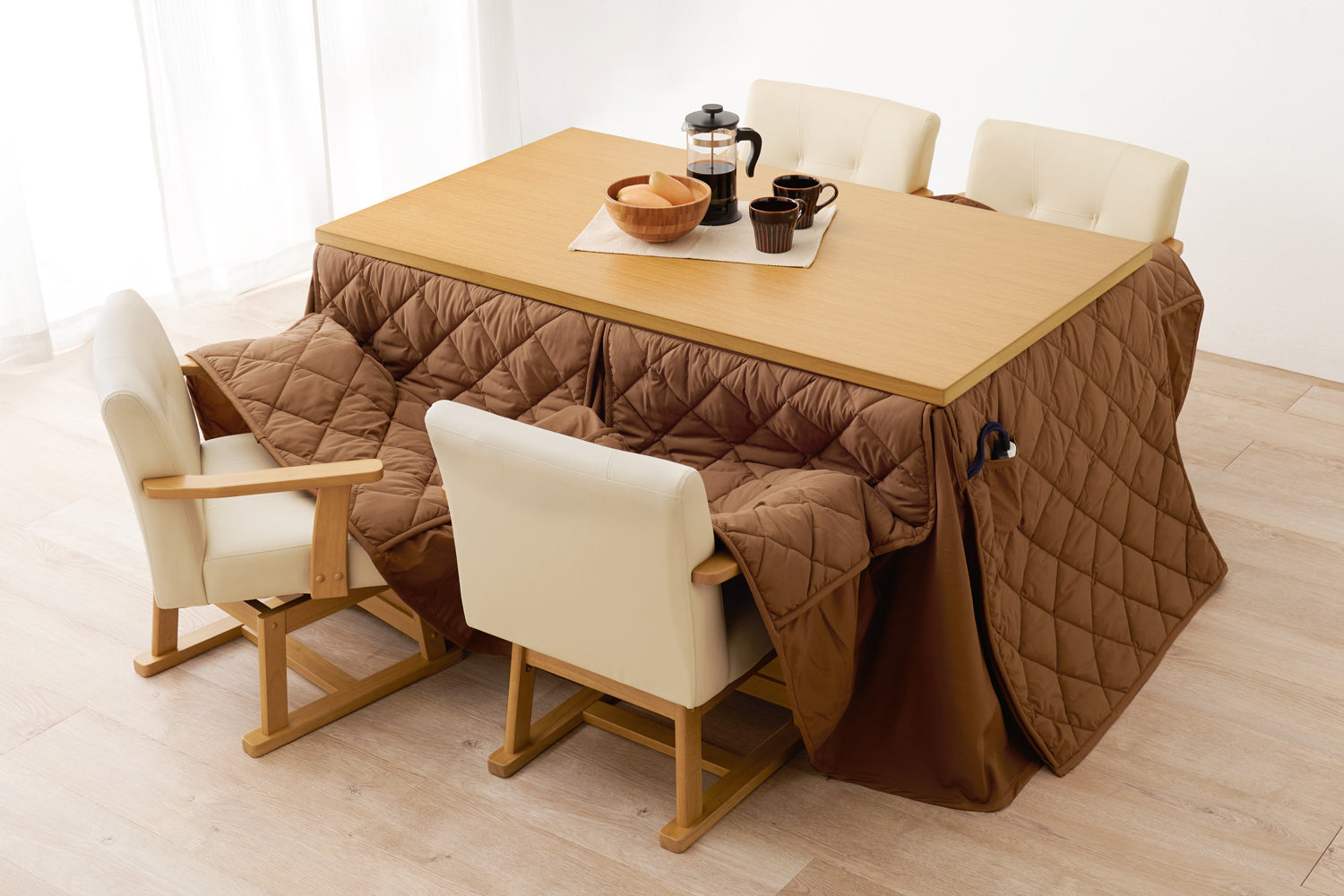 冬の食事は「ダイニングこたつ」で! メリットや選び方、ハイ・ミドル・ロータイプや天板サイズ別の特徴まとめ