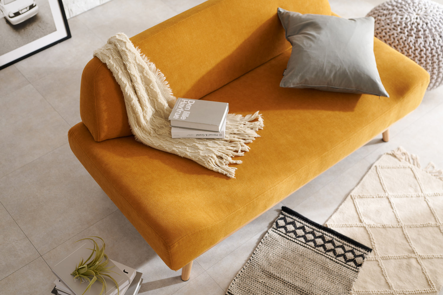 黄色いソファをおしゃれに取り入れるには? 選び方とコーディネートアイデアをご紹介