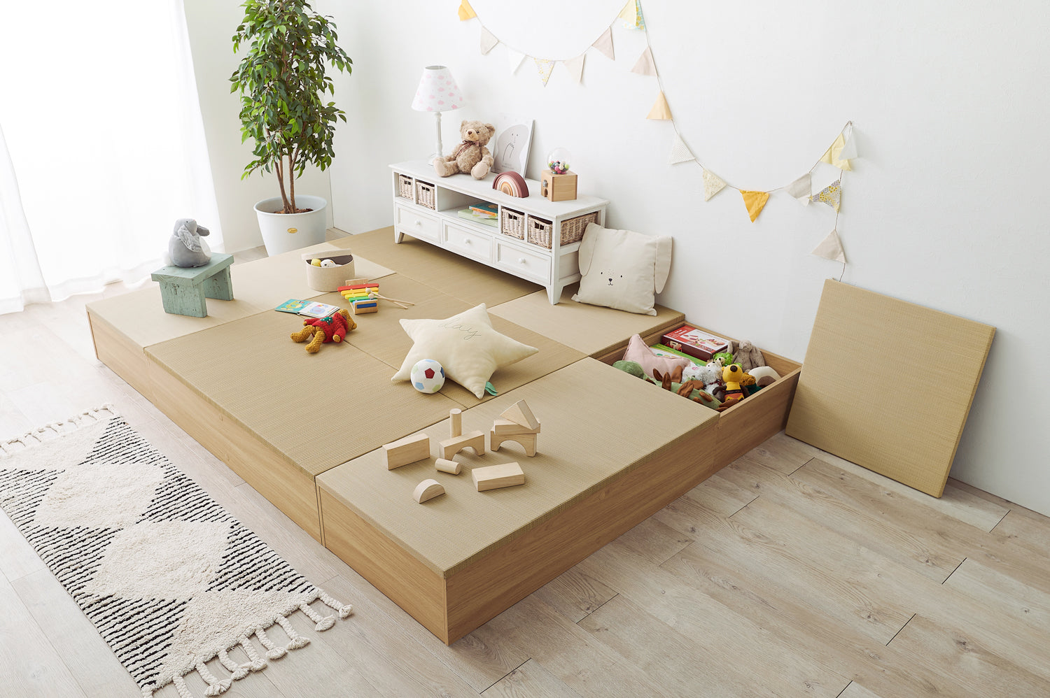 洋室を和室風に! ジャパンディなお部屋を作る、い草・畳アイテムの取り入れ方【小上がり・置き畳・い草ラグ】