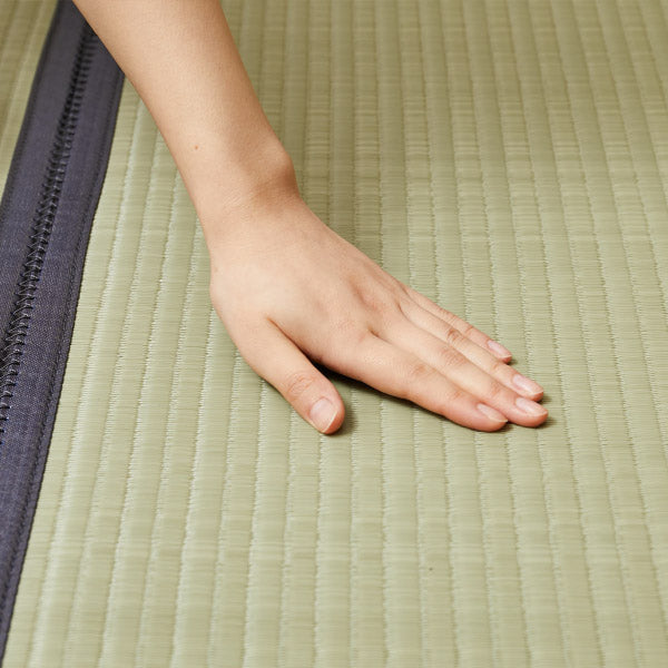 ビニール風 4つ折り 畳マットレス 伏見 ブルー 約100×200cm 【シングル】【約1畳強】い草風 水拭きOK キッズラグ キッズ畳 プレイマット ペット 折りたたみ 折り畳み 畳マット 置き畳 モダン 布団の下 フローリング 寝具 無地 軽量 軽い 介護 萩原