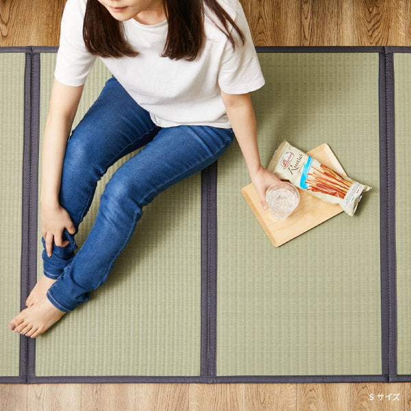 ビニール風 4つ折り 畳マットレス 伏見 ブルー 約100×200cm 【シングル】【約1畳強】い草風 水拭きOK キッズラグ キッズ畳 プレイマット ペット 折りたたみ 折り畳み 畳マット 置き畳 モダン 布団の下 フローリング 寝具 無地 軽量 軽い 介護 萩原
