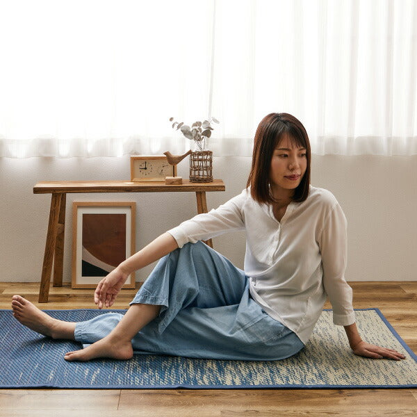 い草ラグ おしゃれ 国産 凪 (なぎ) 約80×160cm 【1畳】 【裏貼り】 せとのとシリーズ イ草 ござ パーソナルラグ ラグマット 小さめ 日本製 グラデーション ブルー ブラウン 袋織 三重織 純国産 滑り止め付き イグサ いぐさ 井草 年中 萩原 春夏秋冬 涼しい ひんやり