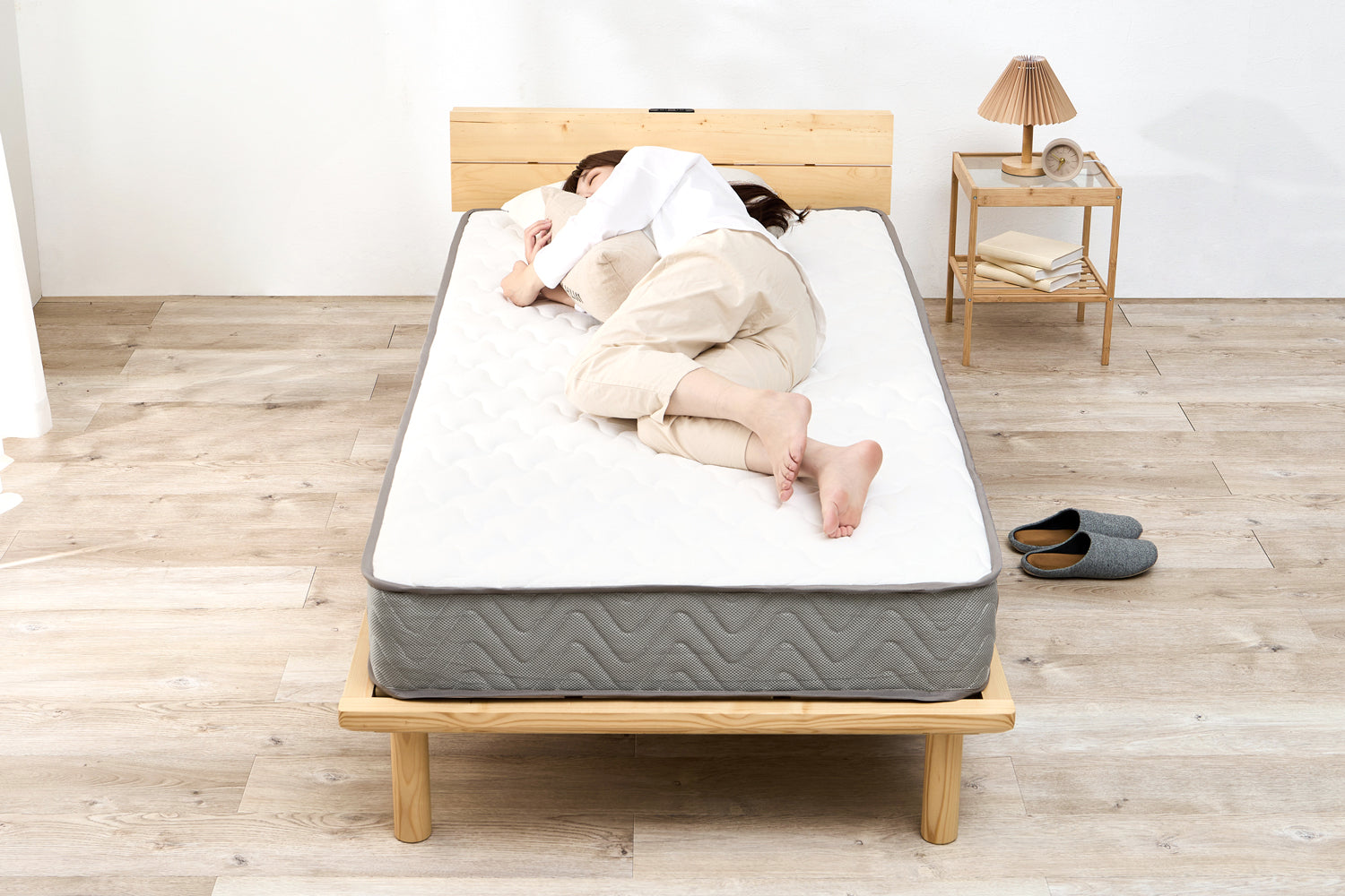 【一人暮らしのベッド】シングルとセミダブルどっちが後悔しない？ サイズや使用イメージ、くっつけても使えるおすすめベッドをご紹介