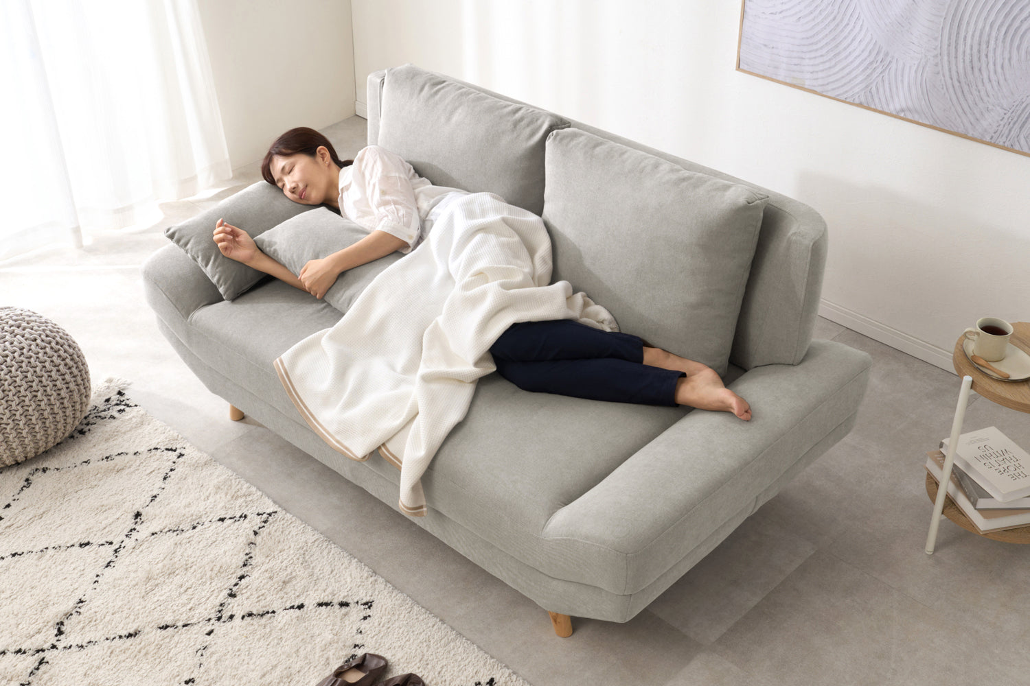 横になって寝られるソファのおすすめ | ごろ寝に向いているソファのサイズや選び方は？【使用イメージ写真有り】
