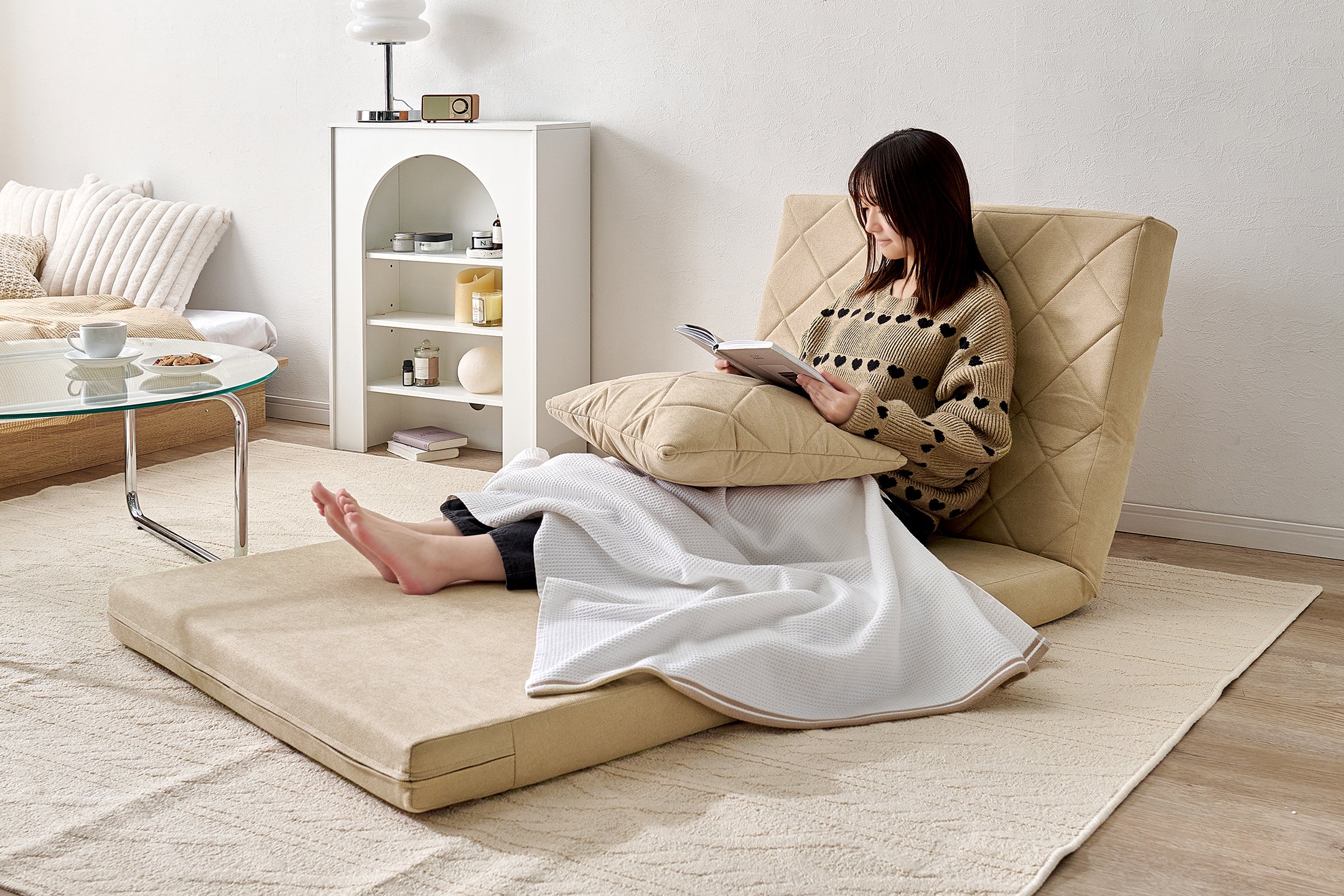 お部屋がワンランク垢抜ける！ガラステーブルが主役のミニマムルーム