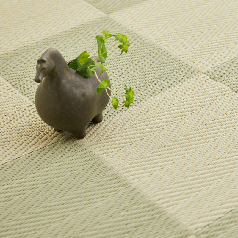 [江戸間/本間][1〜12.5畳] 抗菌機能付き 洗えるい草風カーペット ビニール風 柄上敷き 市松柄 和風テイスト 倉間（くらま）